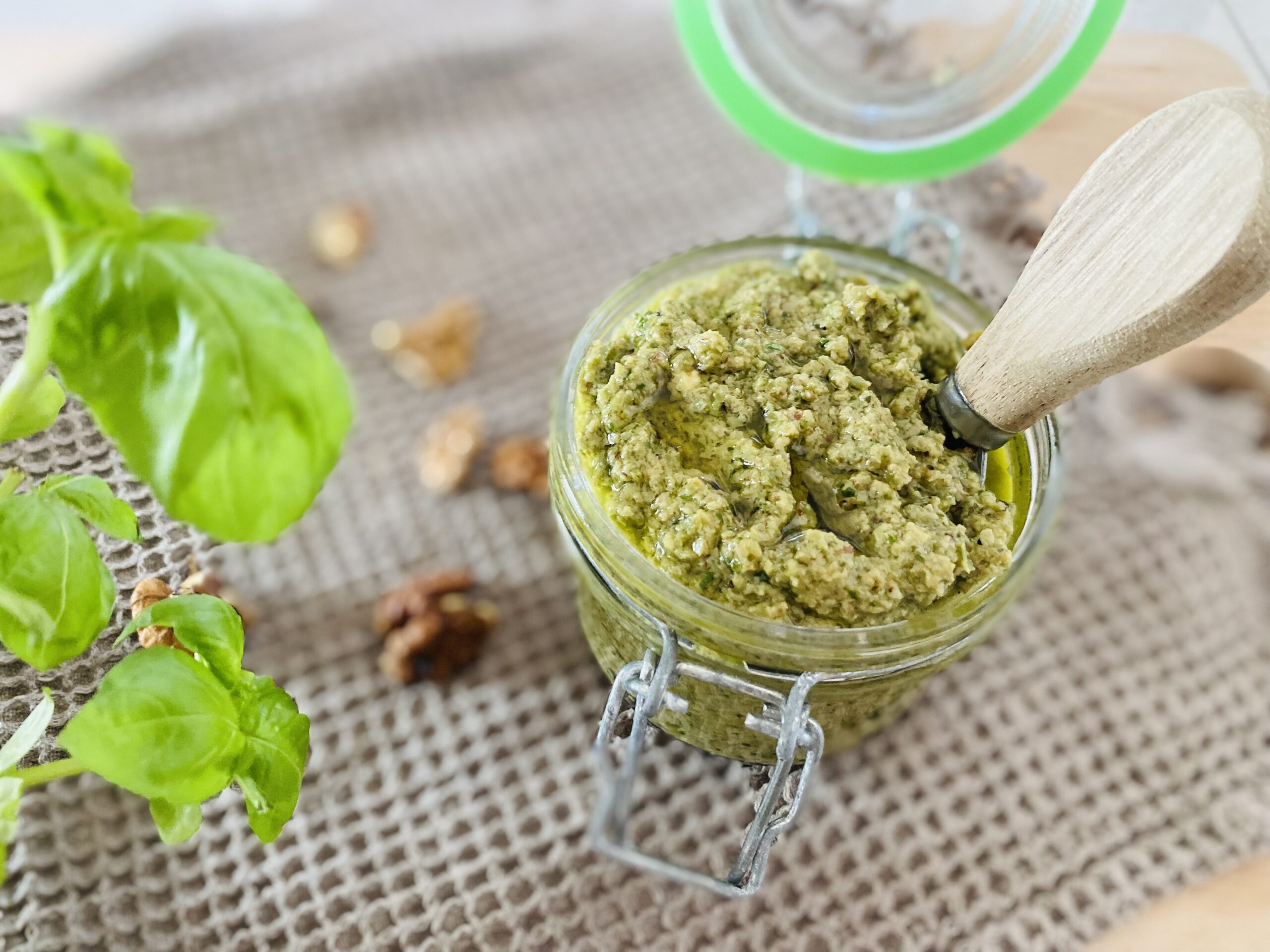 Pesto de măsline și busuioc